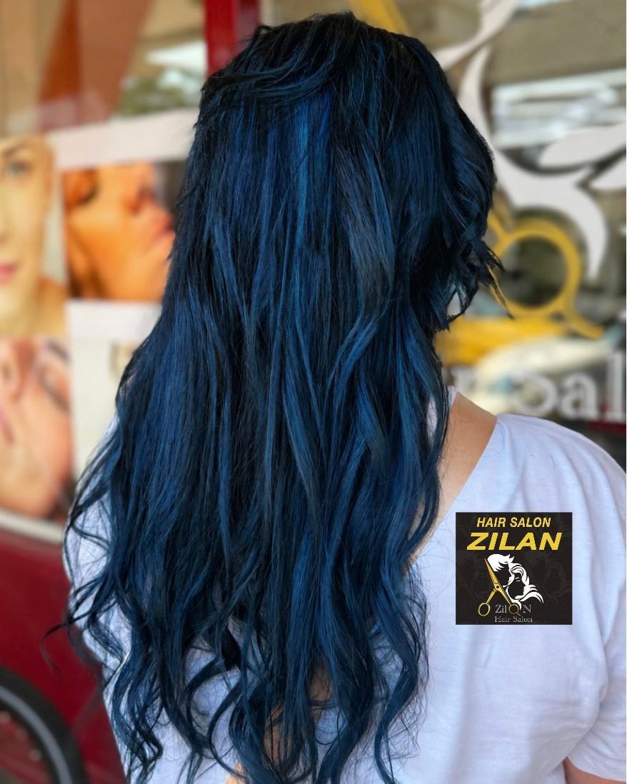 Lang golvend haar in diep blauw, van achteren