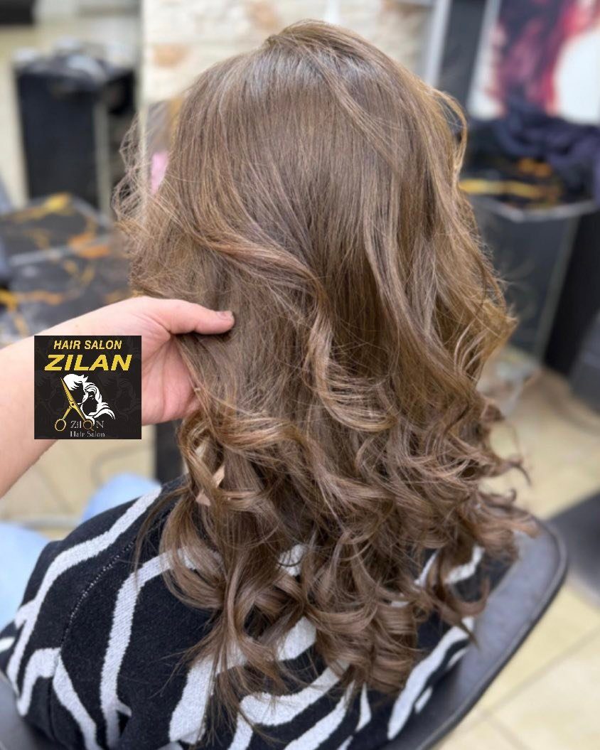 Bruin haar in losse, glanzende krullen geföhnd