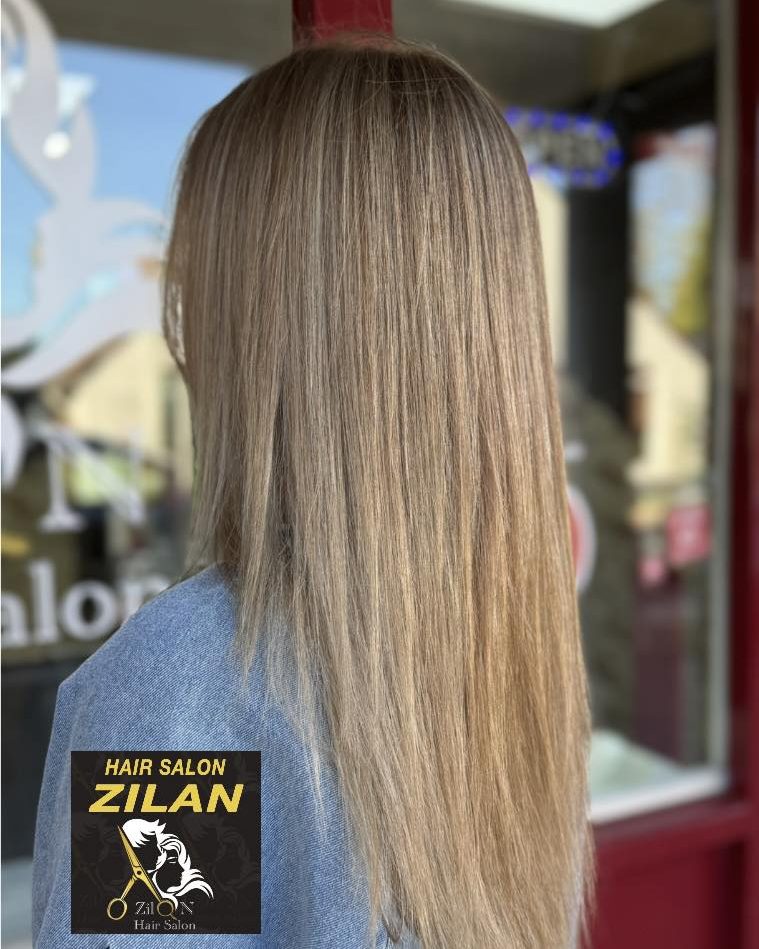 Lang steil haar in zacht blond, bij het raam van de salon