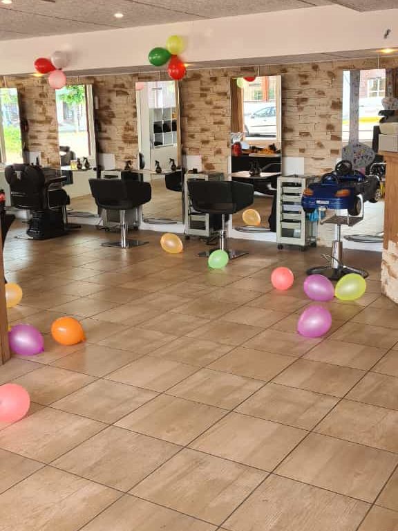De salon aan de Dorpstraat met spiegels, stoelen en ballonnen op de vloer