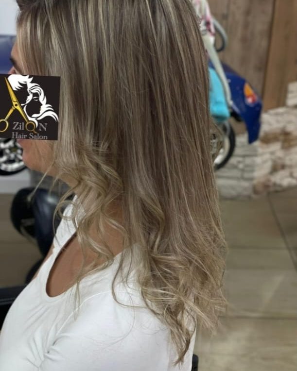 Blonde golven met lichte strengen, van opzij